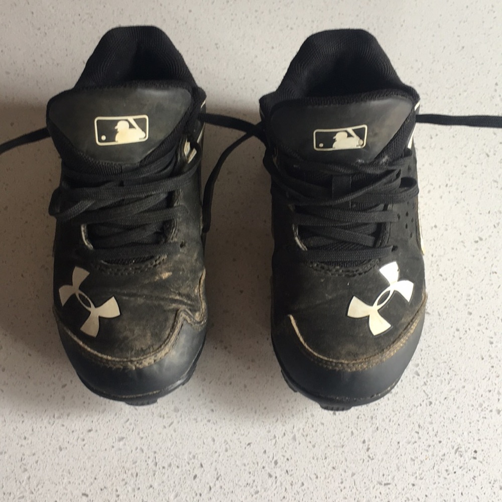 Under Armor used little boys baseball cleats sz 11